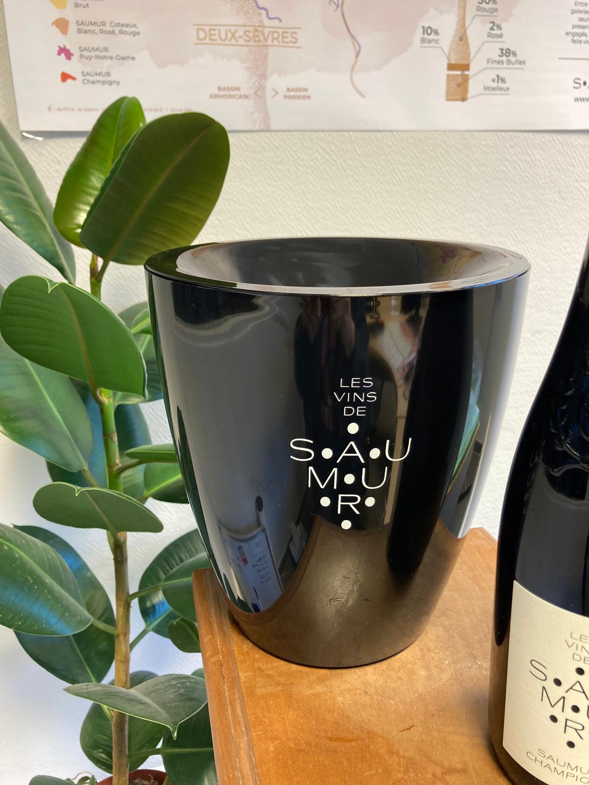 Seau noir Vins de Saumur + Entonnoir