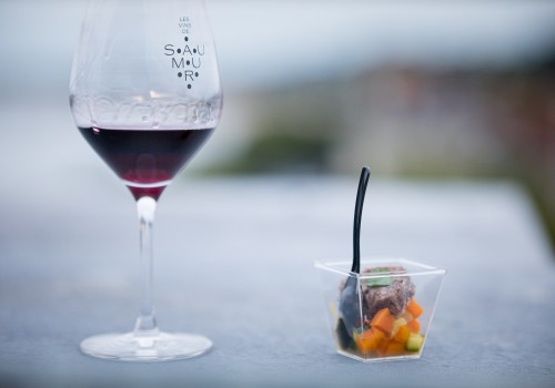 Tartare de tomate aux fleurs & Saumur Rouge