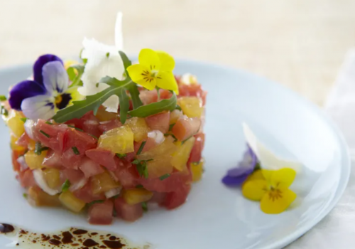 Tartare de tomate aux fleurs & Saumur Rouge